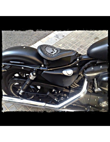 ASIENTO SOLO SKULL IRON RED UNIVERSAL HARLEY DAVIDSON NEGRO