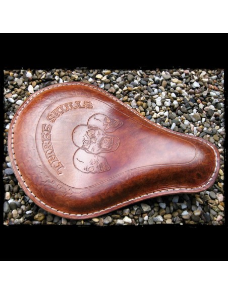 ASIENTO SOLO THREE SKULLS UNIVERSAL MARRÓN ASIENTO SOLO THREE SKULLS UNIVERSAL MARRÓN